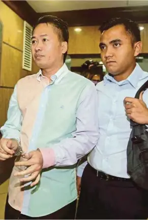  ?? PIC BY MALAI ROSMAH TUAH ?? Parti Warisan Sabah vice-president Datuk Peter Anthony (left) being led out of the Malaysian Anti-Corruption Commission office in Kota Kinabalu yesterday.