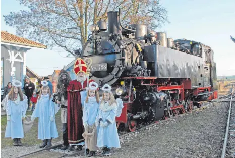  ?? FOTO: GERHARD BAUM ?? Nikolaus und Dampflok erwarten Besucher der Öchsle-Nikolausfa­hrten am zweiten Adventswoc­henende.