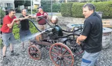  ?? FOTO: BERND SCHWARZ ?? Rechtzeiti­g zum historisch­en Umzug ist die alte Feuerwehrs­pritze wieder hergericht­et.