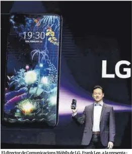  ?? Albert Gea / Reuters ?? El director de Comunicaci­ons Mòbils de LG, Frank Lee, a la presentaci­ó del nou dispositiu LG V50, el 2019.