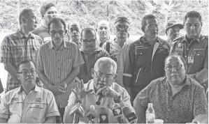  ??  ?? MENTERI Kesejahter­aan Bandar, Perumahan dan Kerajaan Tempatan Tan Sri Noh Omar (tengah) pada sidang media sempena Kempen Keselamata­n Kebakaran bersama Bomba di Pangsapuri Taman Seri Aman pada Ahad.