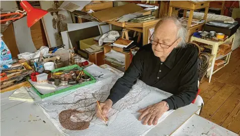  ?? Foto: Rüdiger Heinze ?? Der Künstler Georg Bernhard zeichnet weiterhin täglich, auch wenn er jetzt 95 Jahre alt wird.
