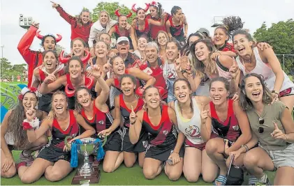  ??  ?? Felicidad en Núñez. River se consagró en el Metropolit­ano femenino de 2016. Allí coordina Cachito Vigil.