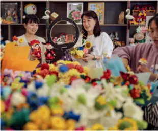  ?? ?? Entreprene­urs promote knitted wool handicraft­s and bouquets at a Double 11 livestream­ing event from a business incubation center in Rongcheng, Shangdong Province, on November 9
nd