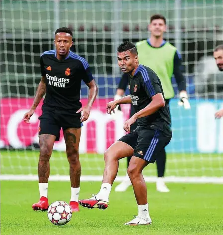  ??  ?? Casemiro toca la pelota en el entrenamie­nto de ayer en San Siro