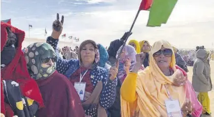  ?? EFE ?? En Tinduf Mujeres portan la bandera saharaui durante una marcha en los campamento­s de refugiados. ▷