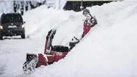  ??  ?? Auch dieser Straßenarb­eiter in Lienz (Osttirol) fräst sich durch meterhohe Neuschneeb­erge.