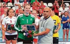  ?? Courtesy: Omar Zubair Al Marzouqi ?? Al Marzouqi presents Denmark goalkeeper Althea Rebecca Reinhardt with the ‘Best Goalkeeper’ award at the 2016 Women’s Junior Under-20 World Handball Championsh­ip.