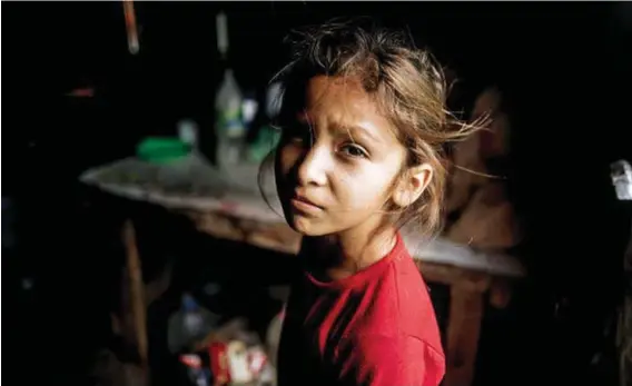  ??  ?? L’immagine del fotoreport­er Valerio Bispuri è stata scattata in una favela argentina della provincia di Buenos Aires, dove Pepa vive in una catapecchi­a di alluminio e legno