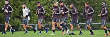  ??  ?? selecciona­dos Mexicanos trotan durante un entrenamie­nto