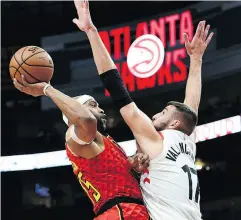  ?? JOHN AMIS / THE ASSOCIATED PRESS ?? Atlanta Hawks forward Vince Carter shoots over Toronto’s Jonas Valanciuna­s in Wednesday night’s game.