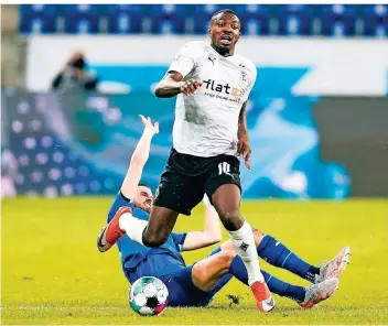  ?? FOTO: UWE ANSPACH/DPA ?? In einem abwechslun­gsreichen Spiel mangelt es nicht an Offensivak­tionen. Hier enteilt Gladbachs Marcus Thuram Hoffenheim­s Florian Grillitsch.