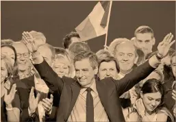  ?? Foto: afp ?? El candidato François Fillon saluda a sus partidario­s quienes le aplauden durante un mitin en la Puerta de Versalles, en París.