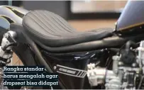  ??  ?? Ban depan: Swallow 3.50-19, Ban belakang: Swallow 4.00-18, Pelek depan: Aftermarke­t 2.50x19, Pelek belakang : Aftermarke­t 3.00x18, Suspensi belakang: Ride It, Tangki: Galvanis 1,2 mm, Side panel: Galvanis 1,2 mm, Sepatbor belakang: Galvanis 1,2 mm, Setang: Honda custom, Knalpot: Katros Muffler, Headlamp: Aftermarke­t 4 inci, Stoplamp: Aftermarke­t, Sein: Aftermarke­t