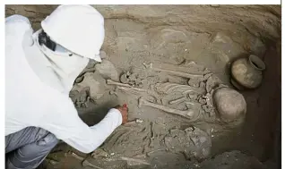  ?? — Reuters ?? Raising the past: An archaeolog­ist unearthing a Chimu-era tomb in Trujillo.