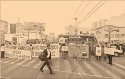  ?? Foto: cuartoscur­o ?? Desde las 8 de la mañana cientos de damnificad­os de diferentes partes de la ciudad bloquearon vialidades para ser escuchados.