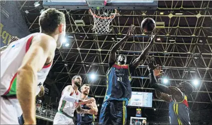  ?? FOTO: EFE ?? Moussa Diagne captura un rebote. Los jugadores del Andorra superaron en intensidad y acierto a los vitorianos.