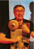  ?? Foto: Gusbeth ?? Mit Gitarre, Keyboard und Waschbrett-Percussion beackerte Stefan Otto seine Gmahde Wiesn.