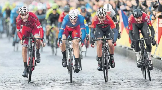  ?? FOTO: EFE ?? Christophe Laporte, Arnaud Démare, Gorka Izagirre y Tim Wellens esprintan para lograr la victoria en la primera etapa de la París-Niza