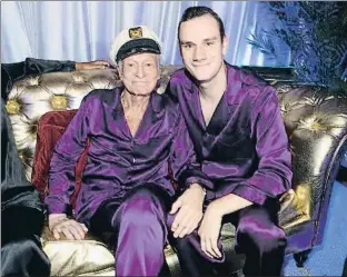  ?? GETTY ?? Hugh Hefner y su hijo Cooper, en el 2014 en un rincón de la mansión Playboy