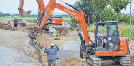  ?? FOTO: FRANZ LIESCH ?? Die Firma Gaiser hat damit begonnen, das Gewerbegeb­iet Kapellenäc­ker in Mietingen weiter zu erschließe­n.