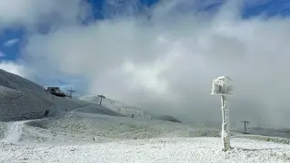  ??  ?? Prima neveIl Corno alle Scale imbiancato in una foto del Rifugio Le Malghe di Lizzano