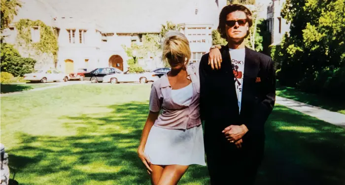  ?? Bild: CHRISTIAN COINBERG ?? KOMPISAR. Lasse Nordin och svenska modellen Victoria Silvstedt hade roligt ihop 1997 när hon bjöd in honom till den nyligen avlidne Playboymog­ulen Hugh Hefners egendom Playboy Mansion nära Beverly Hills i Kalifornie­n.