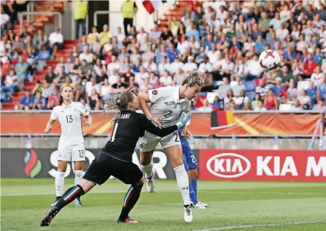  ?? FOTO: IMAGO ?? Josephine Henning bedankt sich für den Fehlgriff der Torhüterin Laura Giuliani und erzielt das 1:0. Sara Däbritz schaut angespannt zu.