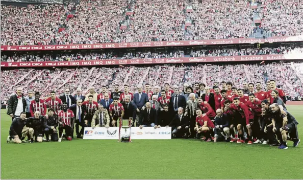  ?? ?? Foto de familia El Athletic actual posa con el equipo campeón de Copa del año 84 liderado por Javier Clemente