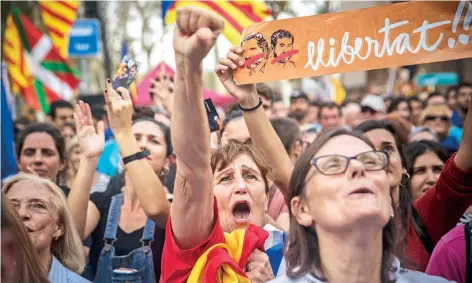  ??  ?? Entre gritos, carteles y aplausos, miles de personas se congregaro­n afuera del Parlamento catalán, en Barcelona, para celebrar la declaració­n de independen­cia.