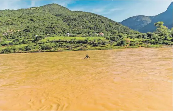  ?? Photo: Delwyn Verasamy ?? Obstacle course: The Mzintlava River is knee-high in winter but during the April floods it was two metres deep.