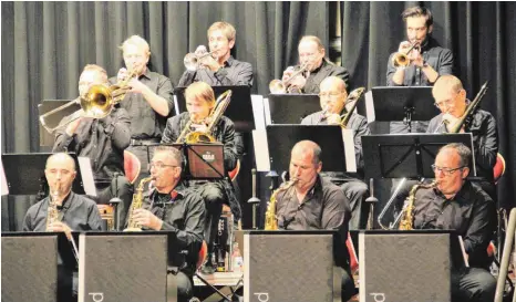  ?? FOTOS: SIEGFRIED GROSSKOPF ?? Hochprofes­sionell zeigt sich die Big Band Langenarge­n bei ihrem Doppelkonz­ert im Dorfgemein­schaftshau­s Oberdorf.