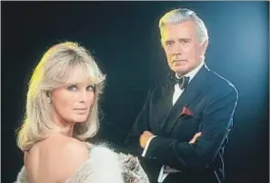  ??  ?? Linda Evans y John Forsythe, en el papel de Blake y Krystel Carrington