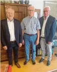  ?? Foto: Heidi Zeiträg ?? Die TSV-Vorsitzend­en Wolfgang Winter (links) und Helmut Beyschlag (rechts) haben dem langjährig­en Ehrenmitgl­ied Willi Zeiträg zum 80. Geburtstag gratuliert.