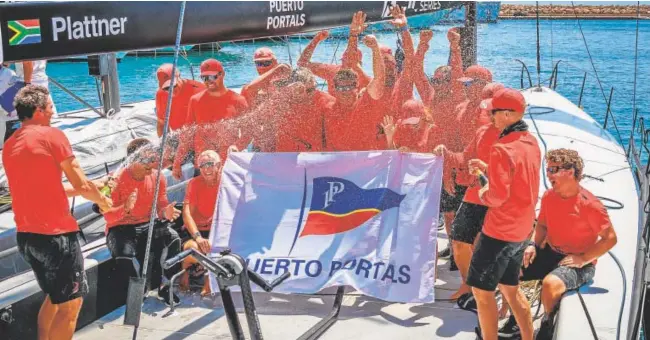  ?? // NICO MARTÍNEZ ?? La tripulació­n de Phoenix celebra la victoria en Puerto Portals