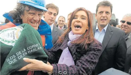  ??  ?? Reconcilia­ción. Cristina Kirchner con Sergio Massa, cuando el tigrense era su jefe de Gabinete.
