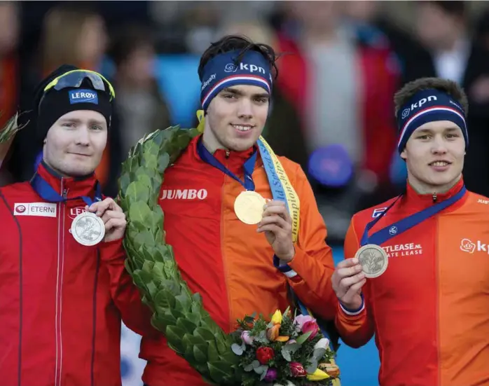  ?? ARKIVFOTO: PETER DEJONG, AP ?? SUR PALLPLASS: Sverre Lunde Pedersen måtte nøye seg med sølv bak Patrick Roest under VM i Amsterdam forrige sesong. Marcel Bosker tok bronse.