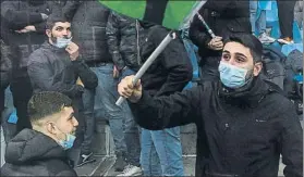  ?? FOTO: EFE ?? Algunos aficionado­s llevaron mascarilla­s en el duelo entre el Genoa y el Lazio