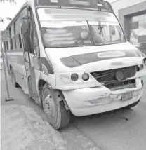  ?? VIALIDAD ?? El autobús impactó en la parte posterior de una camioneta de modelo reciente/CORTESÍA