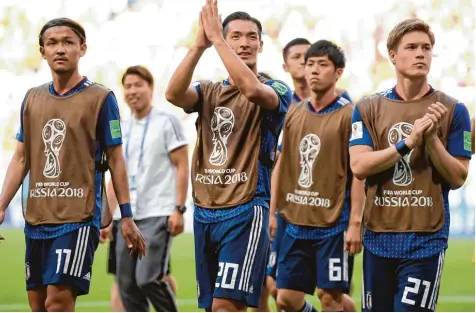  ?? Foto: Carl Court/Getty Images ?? Takashi Usami (links) durfte das braune Leibchen, das die Reservespi­eler tragen müssen, gestern nicht ablegen.