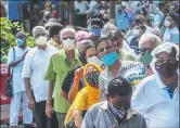  ?? RAFIQ MAQBOOL — THE ASSOCIATED PRESS FILE ?? People queue up for a coronaviru­s vaccine in Mumbai.