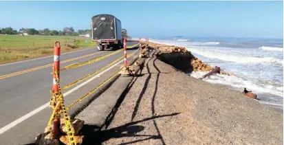  ?? FOTO ?? Ayer el mar llegó hasta la berma de la Transversa­l de las Américas, en Puerto Rey.