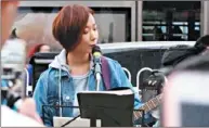  ??  ?? 王珞丹被拍到在街頭賣­唱。(取材自微博)