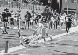  ?? Ronald Cortes / Contributo­r ?? Pleasanton tight end Jayce Krausokpf makes a 55-yard catch for a touchdown in the first quarter to open the scoring for the Eagles on Friday night.