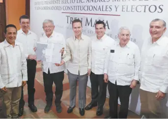 ??  ?? El presidente electo Andrés Manuel López Obrador se reunió con mandatario­s, tanto en funciones como electos, del sureste del país para presentar el anteproyec­to del Tren Maya.
