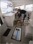  ??  ?? Raymarine a mis au point avec Moorings un programme personnali­sé sur écran tactile et interactif qui centralise toutes les données du bord. Le gros du ravitaille­ment est stocké sous le plancher ou dans les poufs.