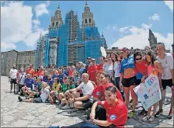  ??  ?? EN SANTIAGO. Los participan­tes en la Carrera del Peregrino.