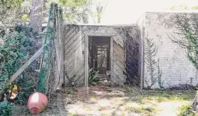  ?? Elizabeth Conley/Staff photograph­er ?? Nassau Bay officials say this vacant home, owned by an astronaut, is a public nuisance and uninhabita­ble because of neglect.