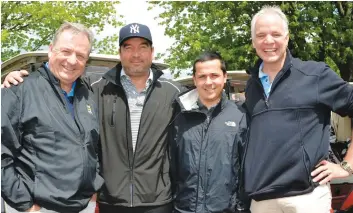  ??  ?? René Martineau d’option Subaru, Maxime Marcoux de Laurier Mazda et Ste-foy Hyundai ainsi qu’alexandre Deschênes et Charles Saillant du Groupe Saillant.