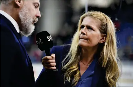  ?? Bild: Naina Helén Jåma/tt ?? Sveriges förbundska­pten Rikard Grönborg intervjuas av SVT:S Marie Lehman efter ishockeyma­tchen i Carlson Hockey Games mellan Sverige och Finland i DRFG Arena.